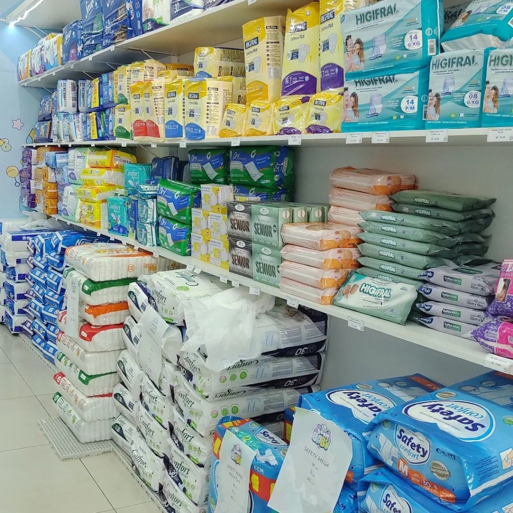 Seção dedicada a fraldas geriátricas e de alta absorção