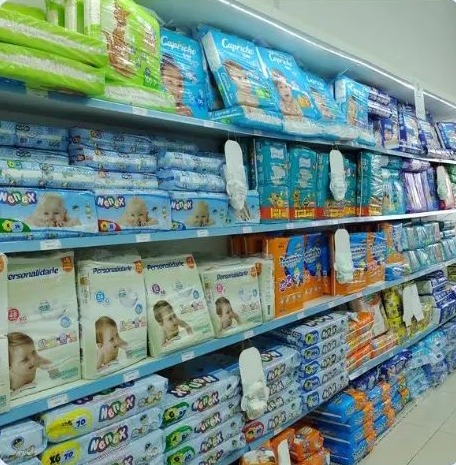 Prateleiras repletas de fraldas infantis a preço de atacado